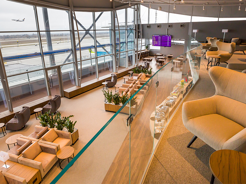 What is an airport lounge and what are its advantages?