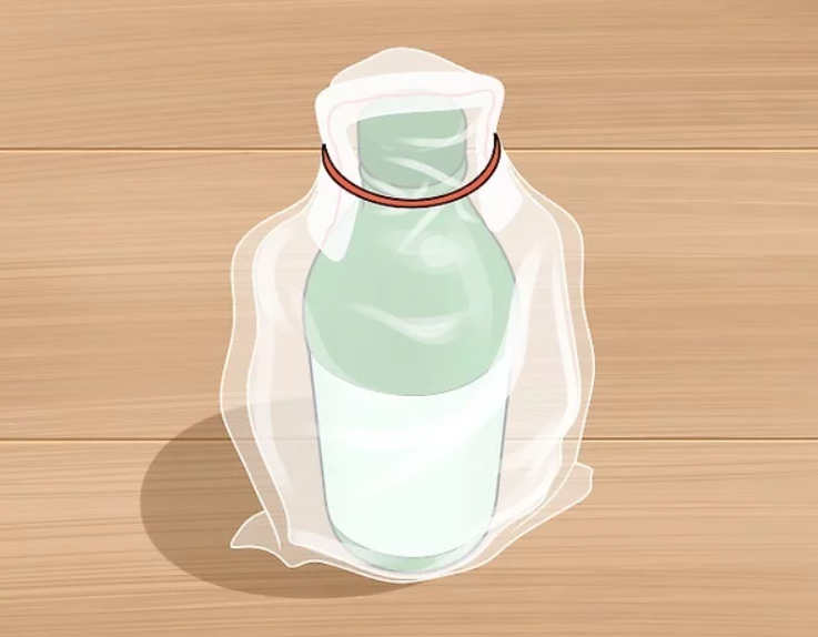 بطری مایع همراه پلاسیتک و کش روی درب-plastic-rap