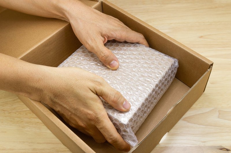 جعبه و بسته دارای پلاستیک حباب دار-بسته بندی وسایل شکستنی