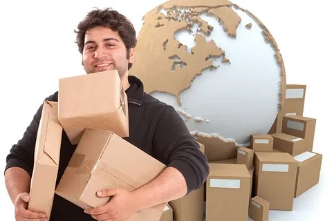 فردی در حال حمل چند بسته پستی-post-internet