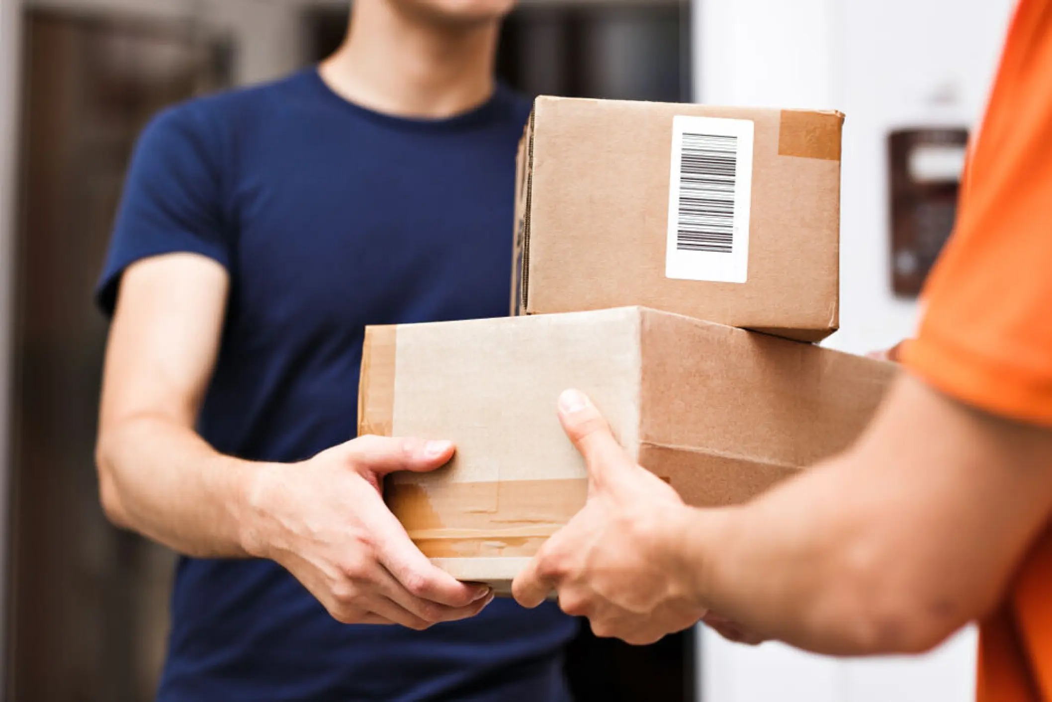 دو فرد در حال تحویل بسته‌ها-parcel-post