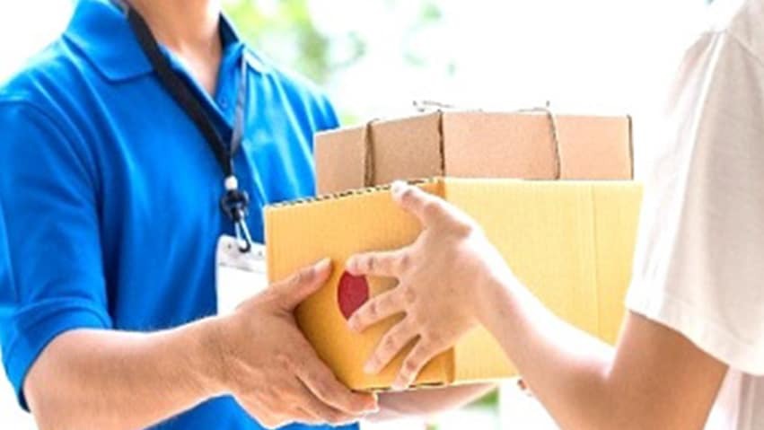 مامور پست در حال نحویل بست-ارسال بسته پستی