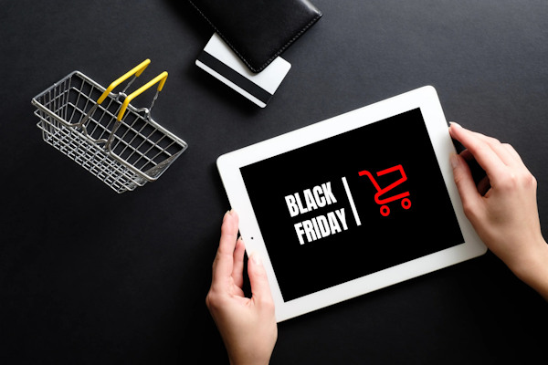 یک صفحه نمایش که جمله بلک فرایدی دارد-BLACKFRIDAY
