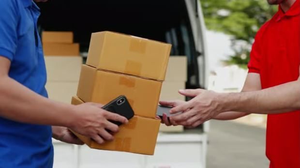 پستچی در حال تحویل بسته-ارسال بسته با پست