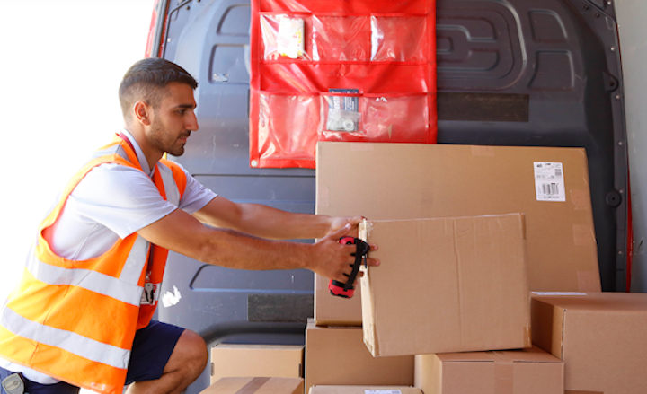 مردی در حال جابجایی بستههای پستی-هزینه ارسال بسته با پست