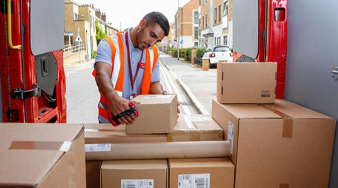 فردی در حال گذاشتن بسته پستی در ماشین-sending-parcel