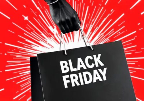 یک دست که کیف بلک فرایدی در دست دارد-ارسال بسته در بلک فرایدی