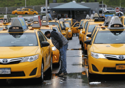 How to find an official and safe taxi at the airport