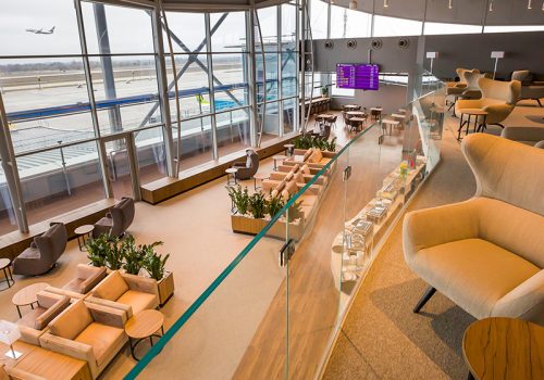 What is an airport lounge and what are its advantages?
