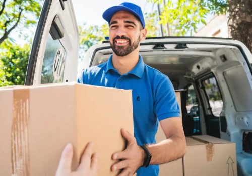 یک پستچی در حال دریافت بسته-ارسال بسته فروشگاهی