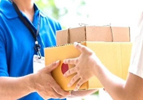 مامور پست در حال نحویل بست-ارسال بسته پستی